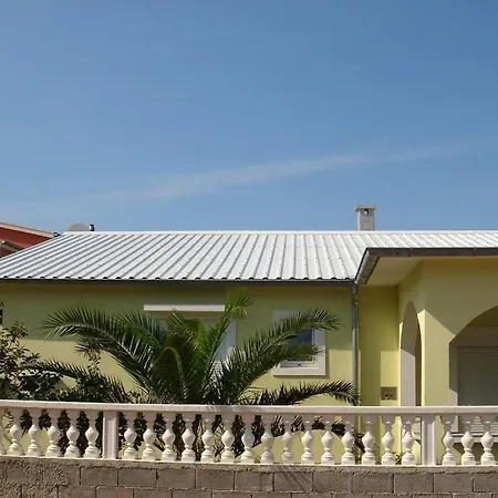 Studio In Puntadura With Balcony, Air Conditioning ヴィル