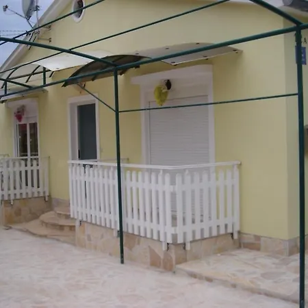Studio In Puntadura With Balcony, Air Conditioning アパート ヴィル